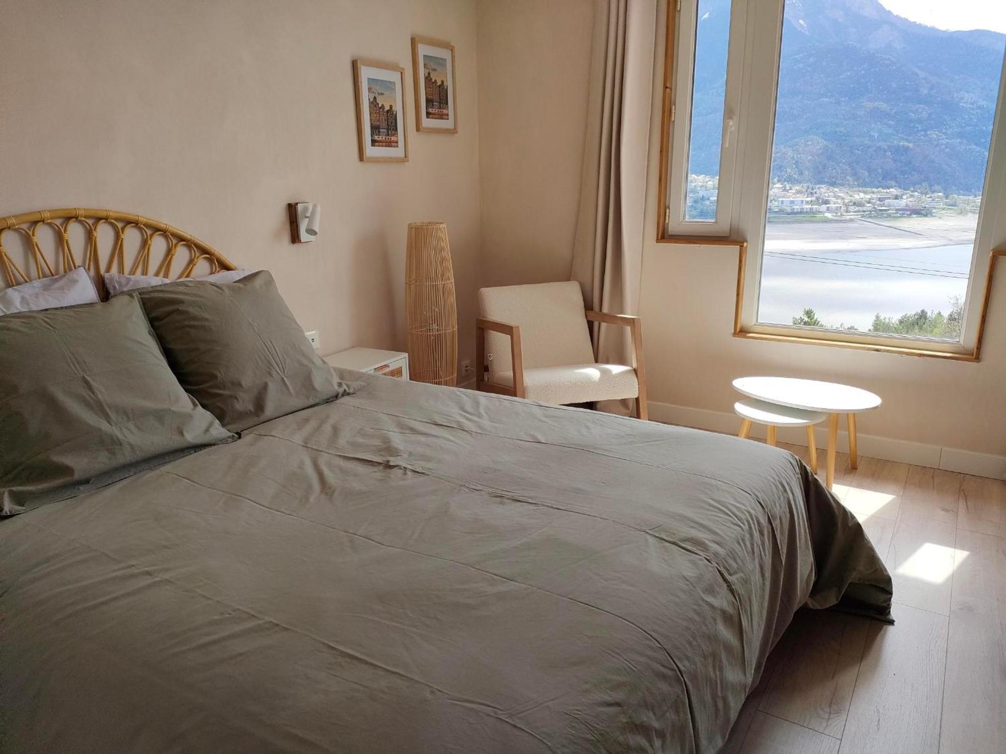 Le Cosy Du Plongeoir - T2 Neuf Avec Vue Sur Le Lac De Serre Poncon Et Grande Terrasse Avec Jardin Savines-le-Lac Exterior foto