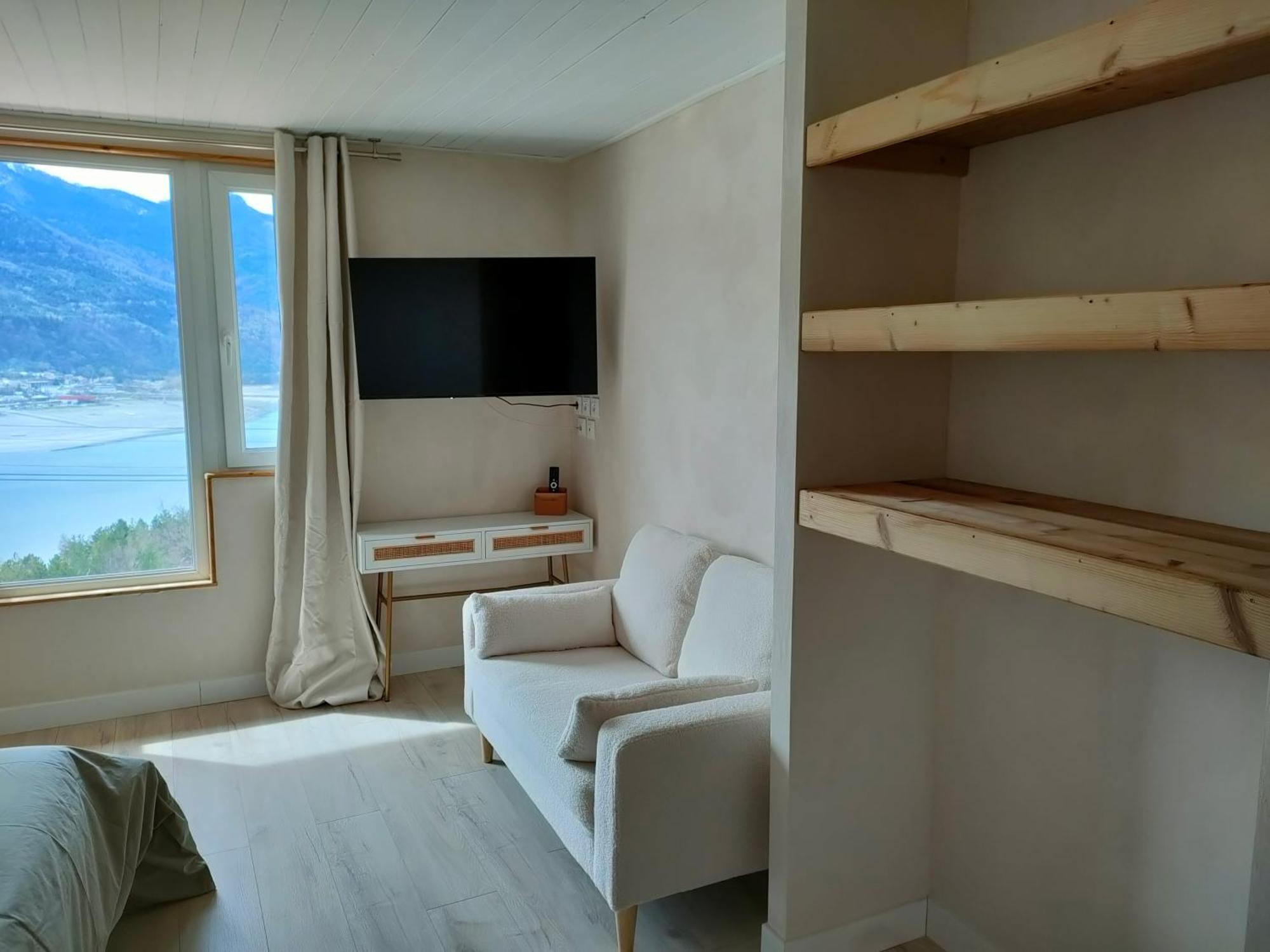 Le Cosy Du Plongeoir - T2 Neuf Avec Vue Sur Le Lac De Serre Poncon Et Grande Terrasse Avec Jardin Savines-le-Lac Quarto foto
