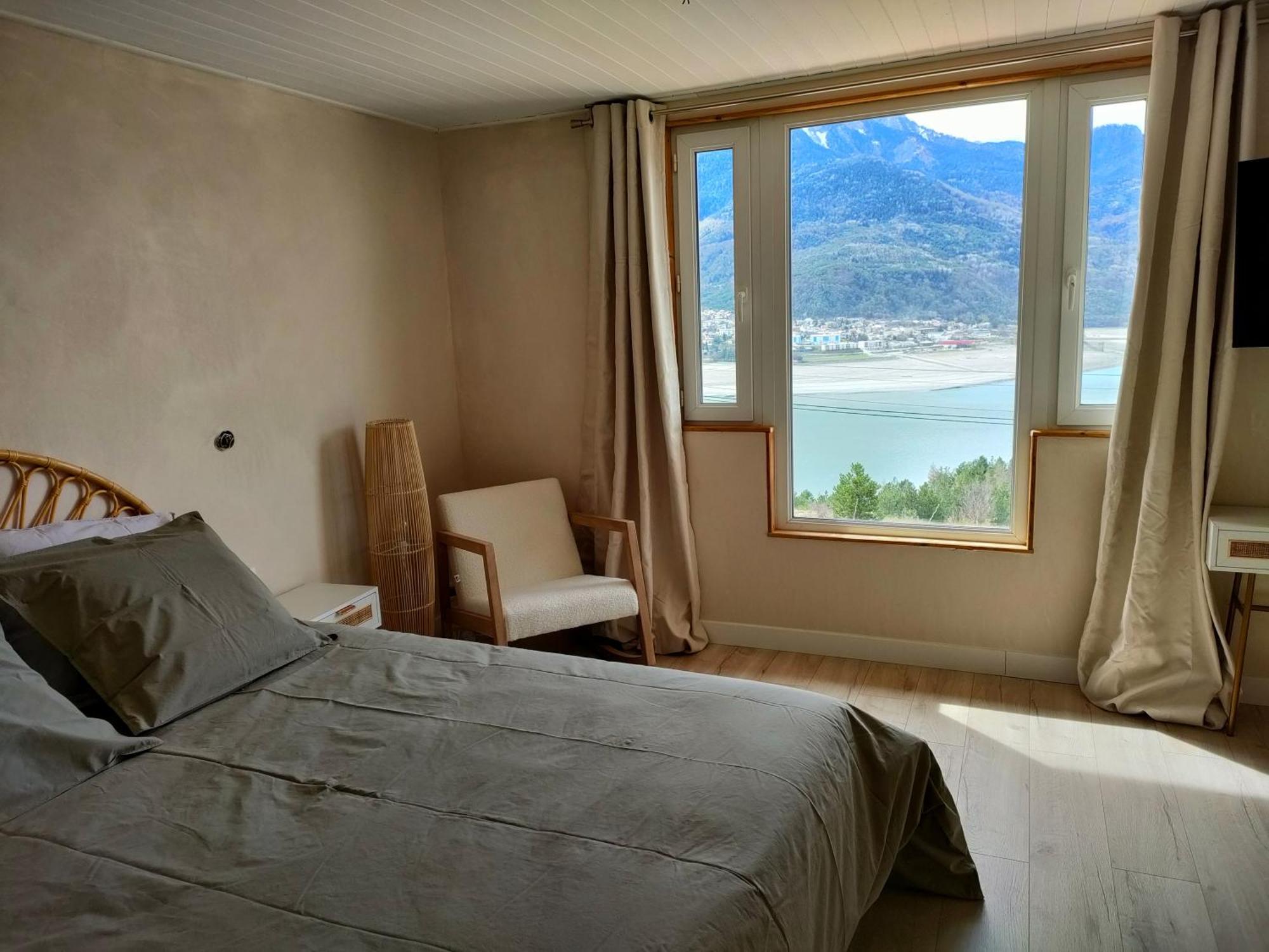 Le Cosy Du Plongeoir - T2 Neuf Avec Vue Sur Le Lac De Serre Poncon Et Grande Terrasse Avec Jardin Savines-le-Lac Quarto foto