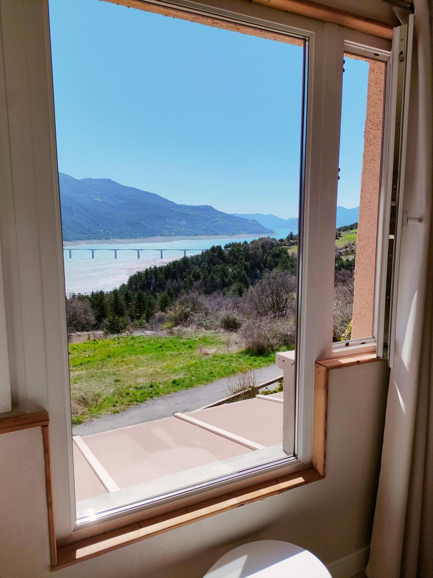 Le Cosy Du Plongeoir - T2 Neuf Avec Vue Sur Le Lac De Serre Poncon Et Grande Terrasse Avec Jardin Savines-le-Lac Exterior foto